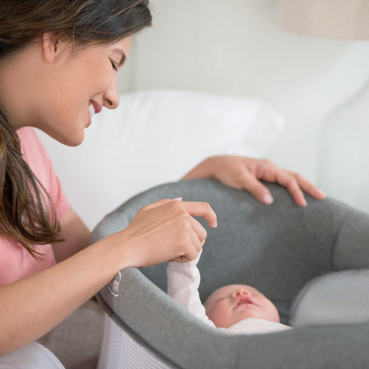 Chicco Close to You 3-in-1 Portable Bedside Bassinet and Changing Table - Heather Grey (Grey). New